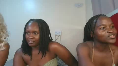 Snapshot of petite_luxe1 chatting on 06/22/26, 11:18 Luxe online show from 06/22/26, 11:18