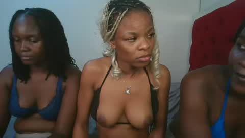 Snapshot of petite_luxe1 chatting on 06/23/26, 12:58 Luxe online show from 06/23/26, 12:58