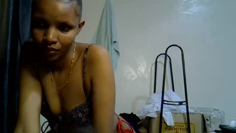 Snapshot of petite_melinda chatting on 06/10/26, 01:06 petite_melinda online show from 06/10/26, 01:06