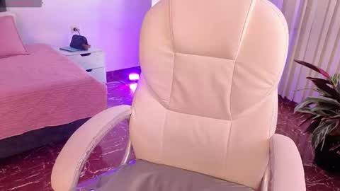 petite_molly_ online show from 11/12/25, 01:22