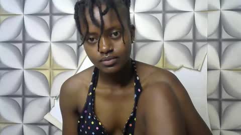 petite_star2 online show from 10/18/25, 12:13