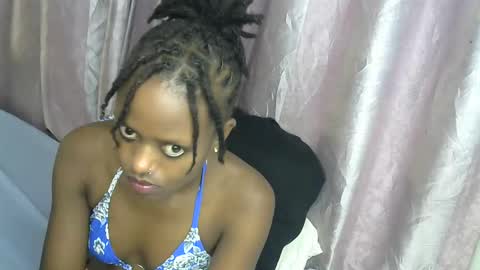 petite_star2 online show from 11/19/25, 06:46