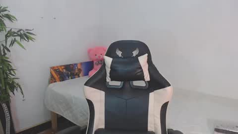 Snapshot of petiteasianx chatting on 01/16/25, 11:04 Vrin online show from 01/16/25, 11:04