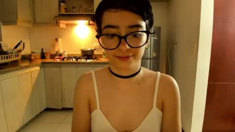 Snapshot of petitee_lunna chatting on 06/12/26, 01:48 Lunna online show from 06/12/26, 01:48