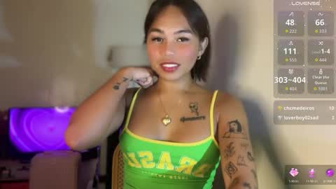 Snapshot of petitegirlx69 chatting on 10/14/25, 05:25 miss lisa online show from 10/14/25, 05:25