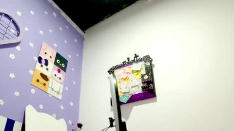 Snapshot of petiteivoryqueen chatting on 05/18/26, 04:07 danna online show from 05/18/26, 04:07