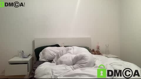 lara online show from 12/21/25, 04:36