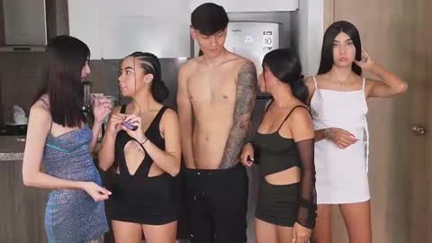 Snapshot of petites_perles chatting on 03/11/25, 08:42 Sara Emma and Nahomy online show from 03/11/25, 08:42