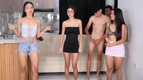 Snapshot of petites_perles chatting on 10/13/25, 01:33 Sara Emma and Nahomy online show from 10/13/25, 01:33