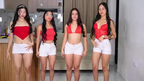 Snapshot of petites_perles chatting on 10/16/25, 01:56 Sara Emma and Nahomy online show from 10/16/25, 01:56