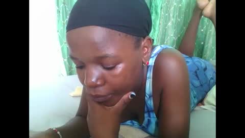 petitesweetchiq online show from 12/20/25, 11:06