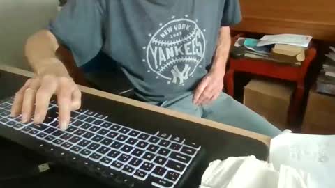 Snapshot of petitwilly chatting on 11/03/25, 10:05 petitwilly online show from 11/03/25, 10:05