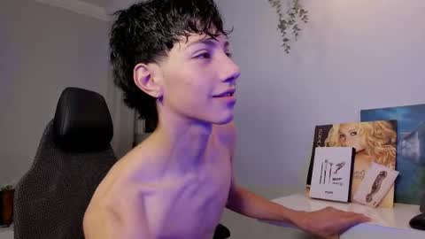 Phil.   INDEPENDENT MODEL online show from 04/23/26, 05:19