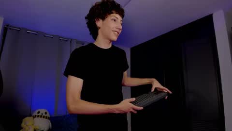 Snapshot of philipe_moonlight_ chatting on 07/09/26, 04:05 Phil. INDEPENDENT MODEL online show from 07/09/26, 04:05