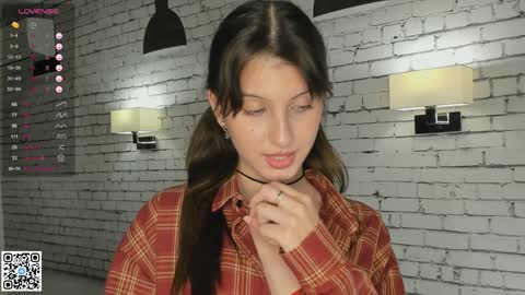 Snapshot of philomenagroomes chatting on 02/04/25, 10:55 Emilia online show from 02/04/25, 10:55