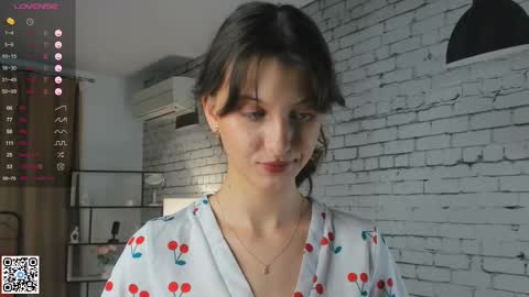 Snapshot of philomenagroomes chatting on 02/13/25, 12:24 Emilia online show from 02/13/25, 12:24