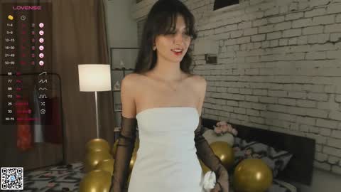 Snapshot of philomenagroomes chatting on 03/08/25, 06:26 Emilia online show from 03/08/25, 06:26