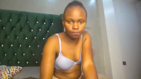 Snapshot of phoebe015 chatting on 02/14/26, 07:43 phoebe online show from 02/14/26, 07:43