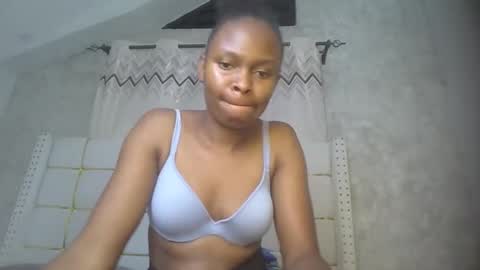 Snapshot of phoebe015 chatting on 02/25/26, 07:23 phoebe online show from 02/25/26, 07:23