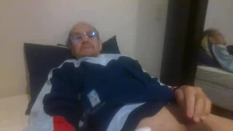 Snapshot of pichoun71 chatting on 11/09/25, 06:44 pichoun71 online show from 11/09/25, 06:44