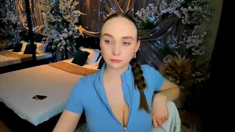 Emelie online show from 03/11/25, 10:20