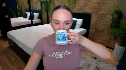 Emelie online show from 11/10/25, 04:17