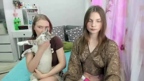 Adele and Elli online show from 04/23/26, 05:04