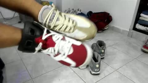 pikoro_gomez online show from 12/18/25, 01:11