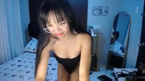 Snapshot of pinay_slutx chatting on 02/19/25, 05:27 dee online show from 02/19/25, 05:27