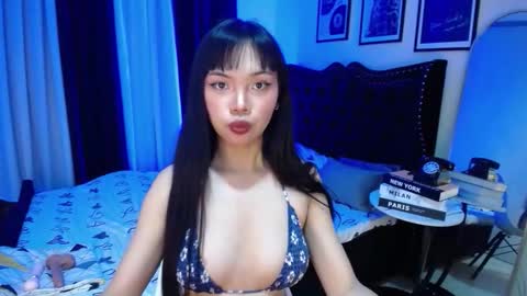 Snapshot of pinay_slutx chatting on 12/17/25, 05:57 dee online show from 12/17/25, 05:57