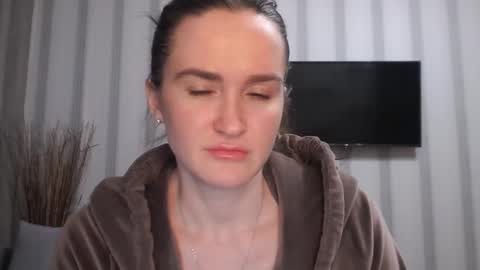 Snapshot of pineapple__mood chatting on 01/06/25, 06:10 online show from 01/06/25, 06:10