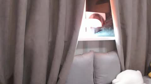 Snapshot of pineapple__mood chatting on 01/16/25, 08:14 online show from 01/16/25, 08:14