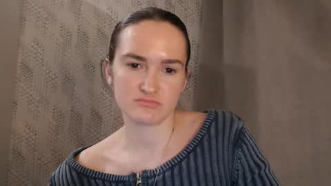 Snapshot of pineapple__mood chatting on 03/01/25, 03:27 online show from 03/01/25, 03:27