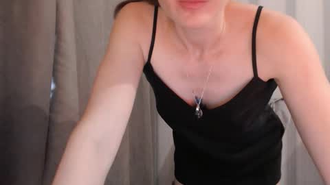 Snapshot of pineapple__mood chatting on 09/12/25, 12:05 online show from 09/12/25, 12:05