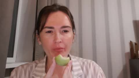 Snapshot of pineapple__mood chatting on 09/18/25, 07:05 online show from 09/18/25, 07:05