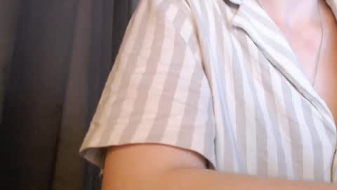 Snapshot of pineapple__mood chatting on 09/21/25, 06:37 online show from 09/21/25, 06:37