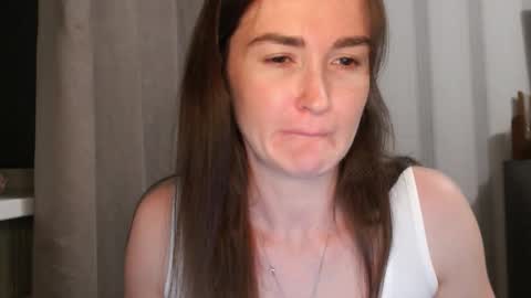 Snapshot of pineapple__mood chatting on 10/01/25, 04:24 online show from 10/01/25, 04:24