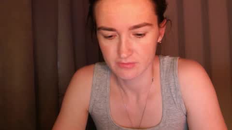 Snapshot of pineapple__mood chatting on 10/04/25, 07:06 online show from 10/04/25, 07:06