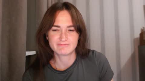 Snapshot of pineapple__mood chatting on 10/06/25, 07:00 online show from 10/06/25, 07:00