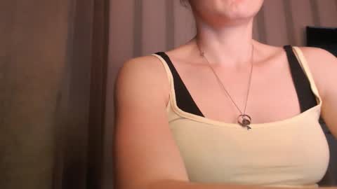 Snapshot of pineapple__mood chatting on 10/13/25, 06:57 online show from 10/13/25, 06:57