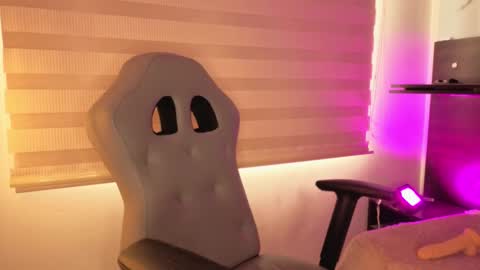 pink_as online show from 10/15/25, 02:06