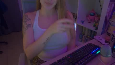 Snapshot of pinkladyx2 chatting on 10/17/25, 09:06 pinkladyx2 online show from 10/17/25, 09:06