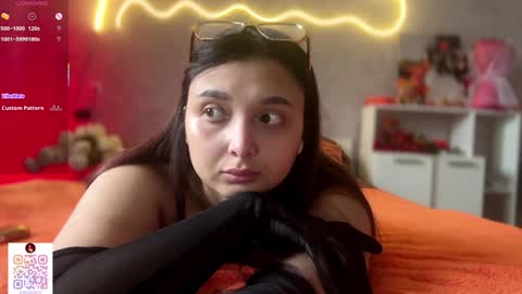 Snapshot of pinkncrazy chatting on 10/22/25, 06:02 HERES ALICE WELCOME EVERYONE LOVENSE DOMI REACT TO YOUR TIPS LETS MAKE A GREAT SHOW TOGETHER online show from 10/22/25, 06:02