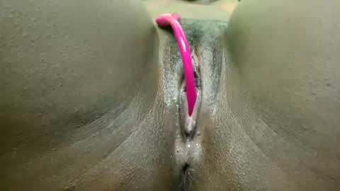 Snapshot of pinkylips_ebony chatting on 06/24/26, 06:40 pinky online show from 06/24/26, 06:40