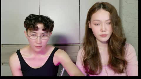 Snapshot of pinkylovers chatting on 05/24/26, 04:34 Li long hair and Ru short hair online show from 05/24/26, 04:34