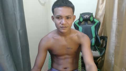 Snapshot of pinoy_fucker18 chatting on 04/11/26, 06:29 pinoy_fucker18 online show from 04/11/26, 06:29