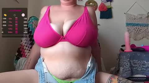 Snapshot of pisces_princess_ chatting on 12/15/24, 09:42 Em online show from 12/15/24, 09:42