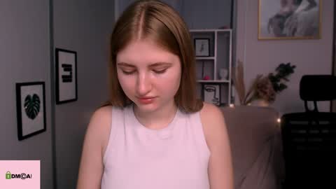 Snapshot of playful_sophie chatting on 01/04/25, 04:32 Sophie online show from 01/04/25, 04:32