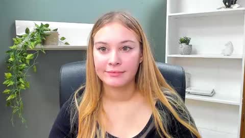 Snapshot of playgirl_valeria chatting on 01/11/25, 11:23 Valeria online show from 01/11/25, 11:23