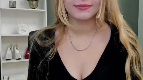 Snapshot of playgirl_valeria chatting on 09/15/25, 08:53 Valeria online show from 09/15/25, 08:53